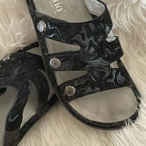 Alegria Venice Slickery Sandal Size 39/9 Black